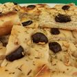 Focaccia de aceitunas negras y especias frescas!!