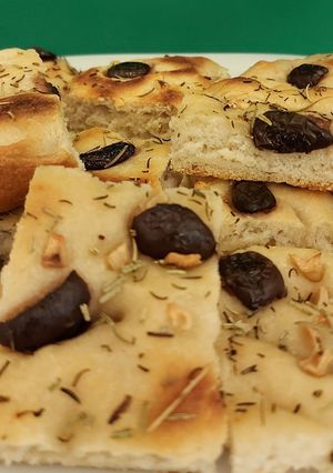 Una foto de Focaccia de aceitunas negras y especias frescas!!