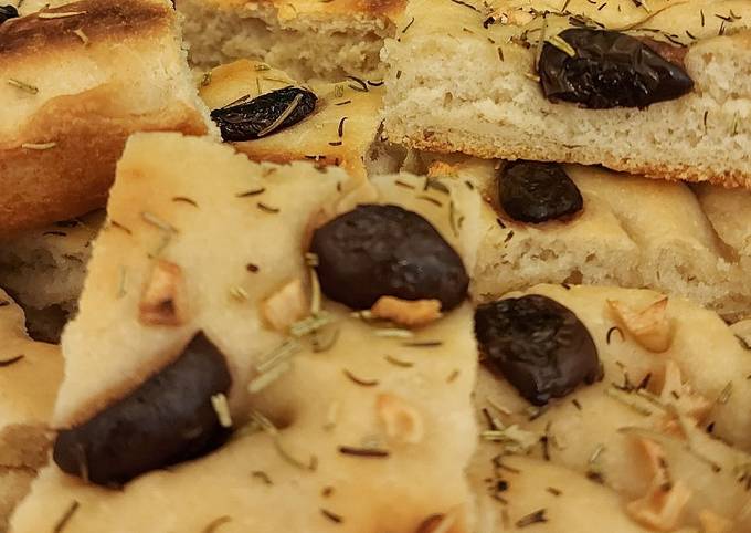 Focaccia de aceitunas negras y especias frescas!! Receta de   - Cookpad