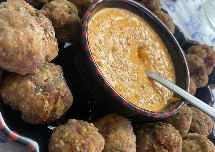 Recetta di Premiato Pita, polpettine greche(keftedes),Salza tzatkizi, hummus di ceci