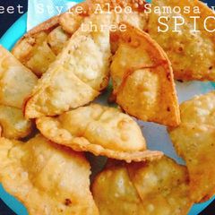 A picture of Street style Aloo Samosa with three spices.