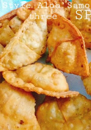 A picture of Street style Aloo Samosa with three spices.