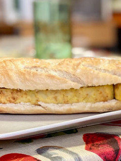 Una foto de Bocadillo de tortilla de patatas con cebolla