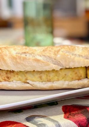 Una foto de Bocadillo de tortilla de patatas con cebolla
