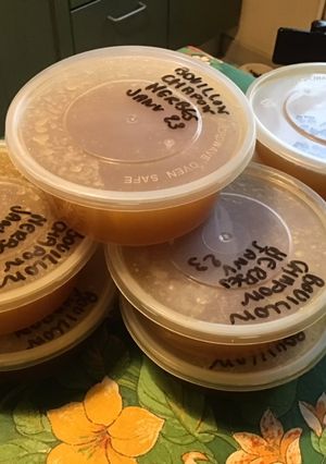 Une photo de Bouillon de chapon aux herbes aromatiques