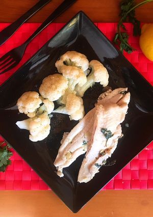 Una foto de Gallo a la plancha y coliflor hervida