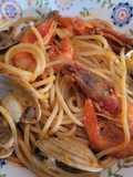 Espaguetis con frutos de mar y escamas de guindillas
