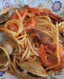 Espaguetis con frutos de mar y escamas de guindillas