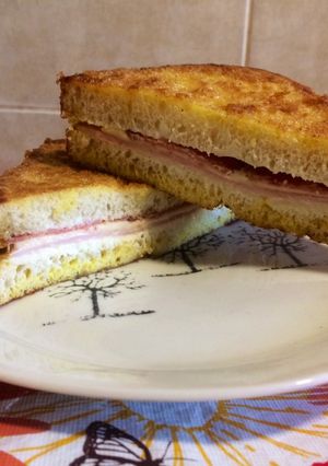 Szalámival-sonkával töltött bundás kenyér recept fotója