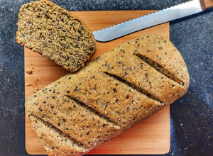 Una foto de Pan de harina de Maíz con semillas