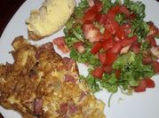 Una foto de omelette con ensalada