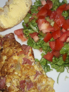 Una foto de Ensalada verde y omelette