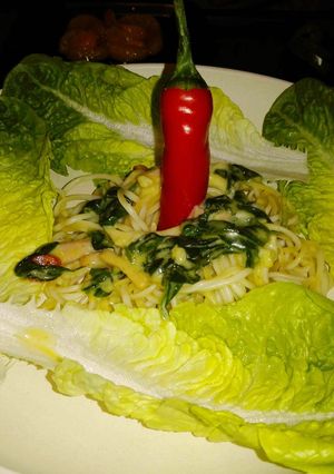 Spenótos sonkás-sajtos-tejszínes tészta chili paprikával recept fotója