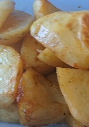 A picture of Tasty potato wedges.