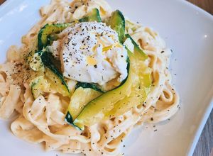 Une photo de Tagliatelle aux courgettes, crème de parmesan & ricotta 🧀