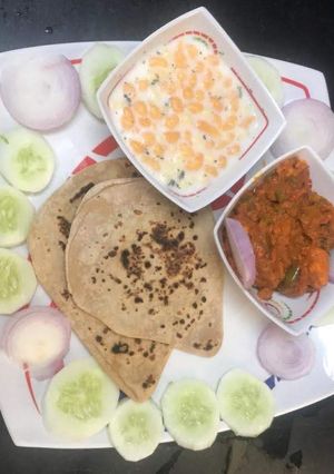 ઢાબા સ્ટાઈલ પનીર મસાલા,બેબી બટર પરાઠા, રાયતું & સલાડ રેસીપી મુખ્ય ફોટો