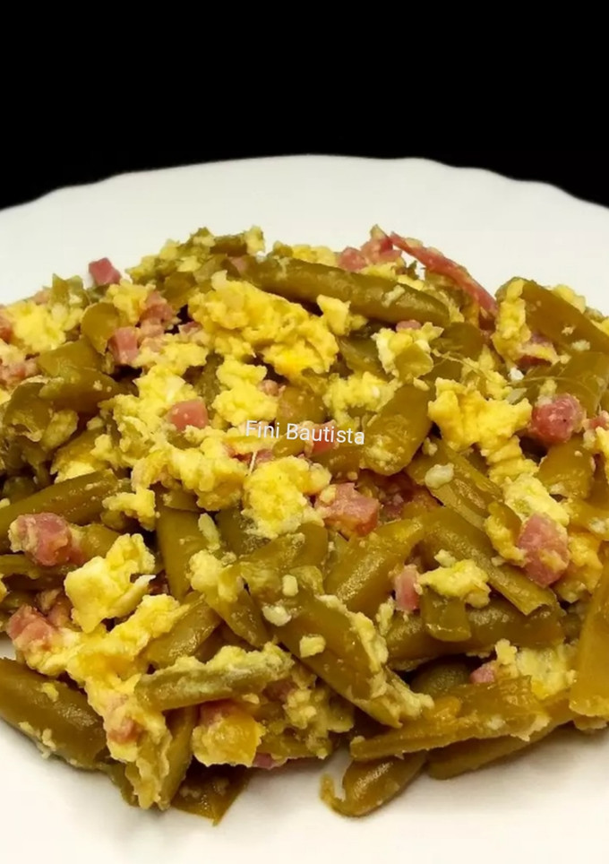 Una foto de Judías con jamón y huevo revuelto