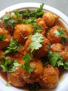 દમ આલુ(Dum Aloo Recipe in Gujarati) રેસીપી મુખ્ય ફોટો