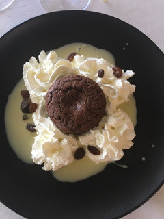 Una foto de Coulant de chocolate 🍫 con nata montada