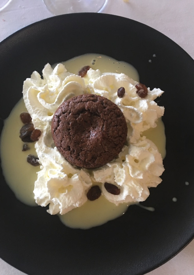 Una foto de Coulant de chocolate 🍫 con  nata montada