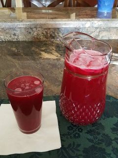 Una foto de Agua fresca de betabel y kiwis