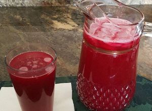 Una foto de Agua fresca de betabel y kiwis