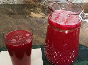 Una foto de Agua fresca de betabel y kiwis