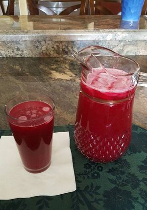 Una foto de Agua fresca de betabel y kiwis
