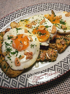Una foto de Filetes de muslos de pollo, con especias libanesas y huevos fritos de corral con aderezo de ajos fritos