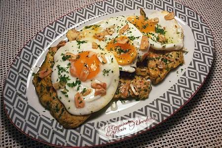 Foto principal de Filetes de muslos de pollo, con especias libanesas y huevos fritos de corral con aderezo de ajos fritos
