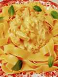 Tagliatelle con picantón asado en crema de queso