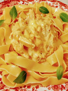 Una foto de Tagliatelle con picantón asado en crema de queso