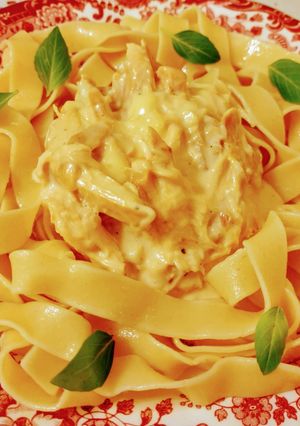 Una foto de Tagliatelle con picantón asado en crema de queso