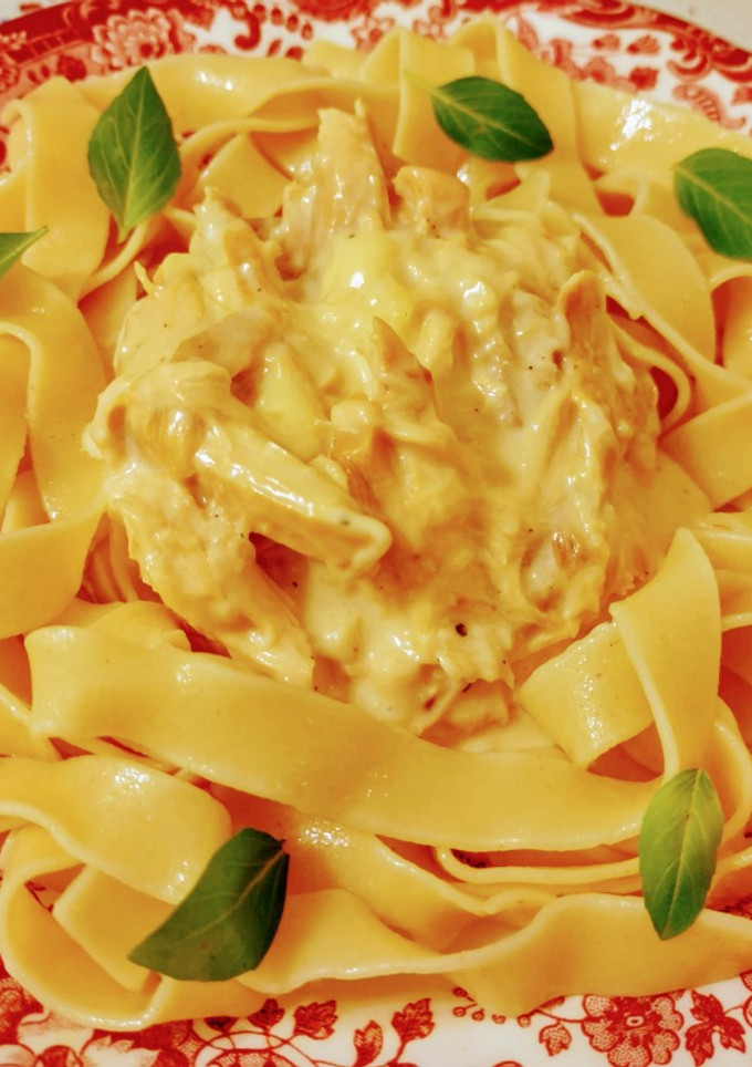 Una foto de Tagliatelle con picantón asado en crema de queso