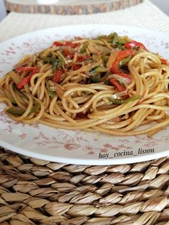 Una foto de Espaguetis con verduras y salsa de soja