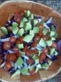 Ensalada fresca de repollo, tomate, cebolla y palta