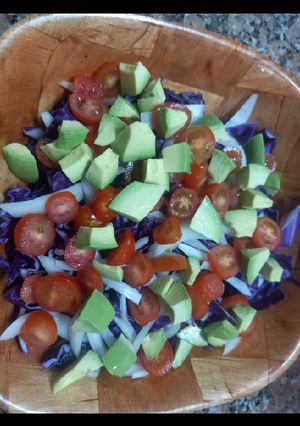 Una foto de Ensalada fresca de repollo, tomate, cebolla y palta