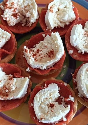 Una foto de Tartaletas de pepperoni y rulo de cabra