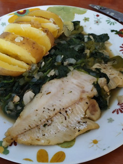 Una foto de Merluza con verduras y patata asada
