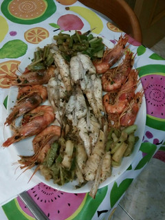 Una foto de Colas de rape y gambas rojas con ajos tiernos