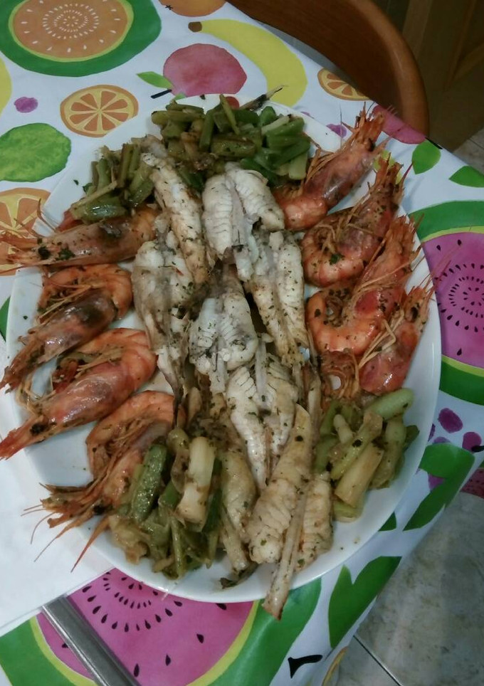Una foto de Colas de rape y gambas rojas con ajos tiernos