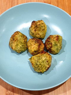 Una foto de Buñuelos de papa y brócoli