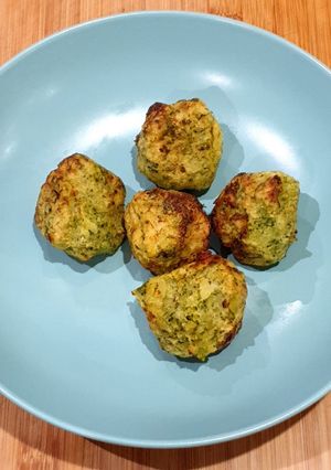 Una foto de Buñuelos de papa y brócoli