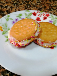 Una foto de Helado de galleta de vainilla con sprinkles de colores