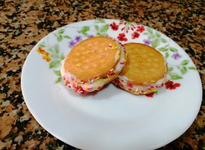 Foto principal de Helado de galleta de vainilla con sprinkles de colores
