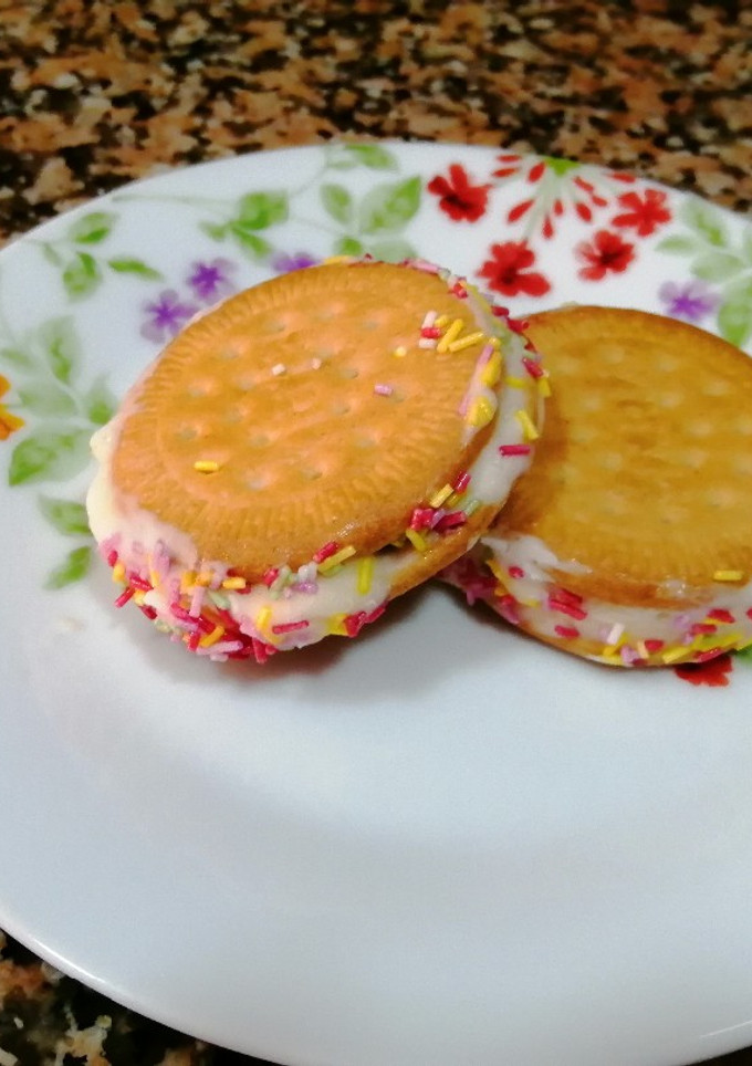 Una foto de Helado de galleta de vainilla con sprinkles de colores