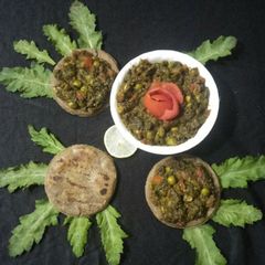 A picture of Afeem patta bhaji-with mini bajra roti bites.