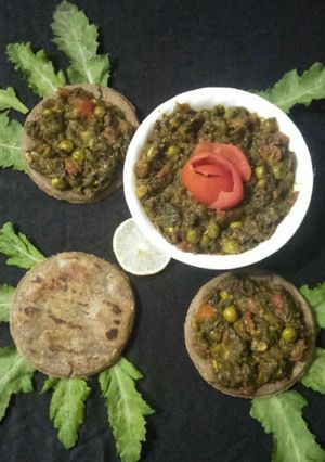 A picture of Afeem patta bhaji-with mini bajra roti bites.