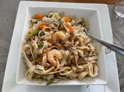 Una foto de tallarines con salsa de soja