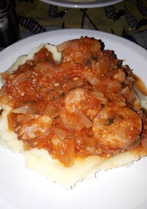 Una foto de Chorizos a la pomarola c puré